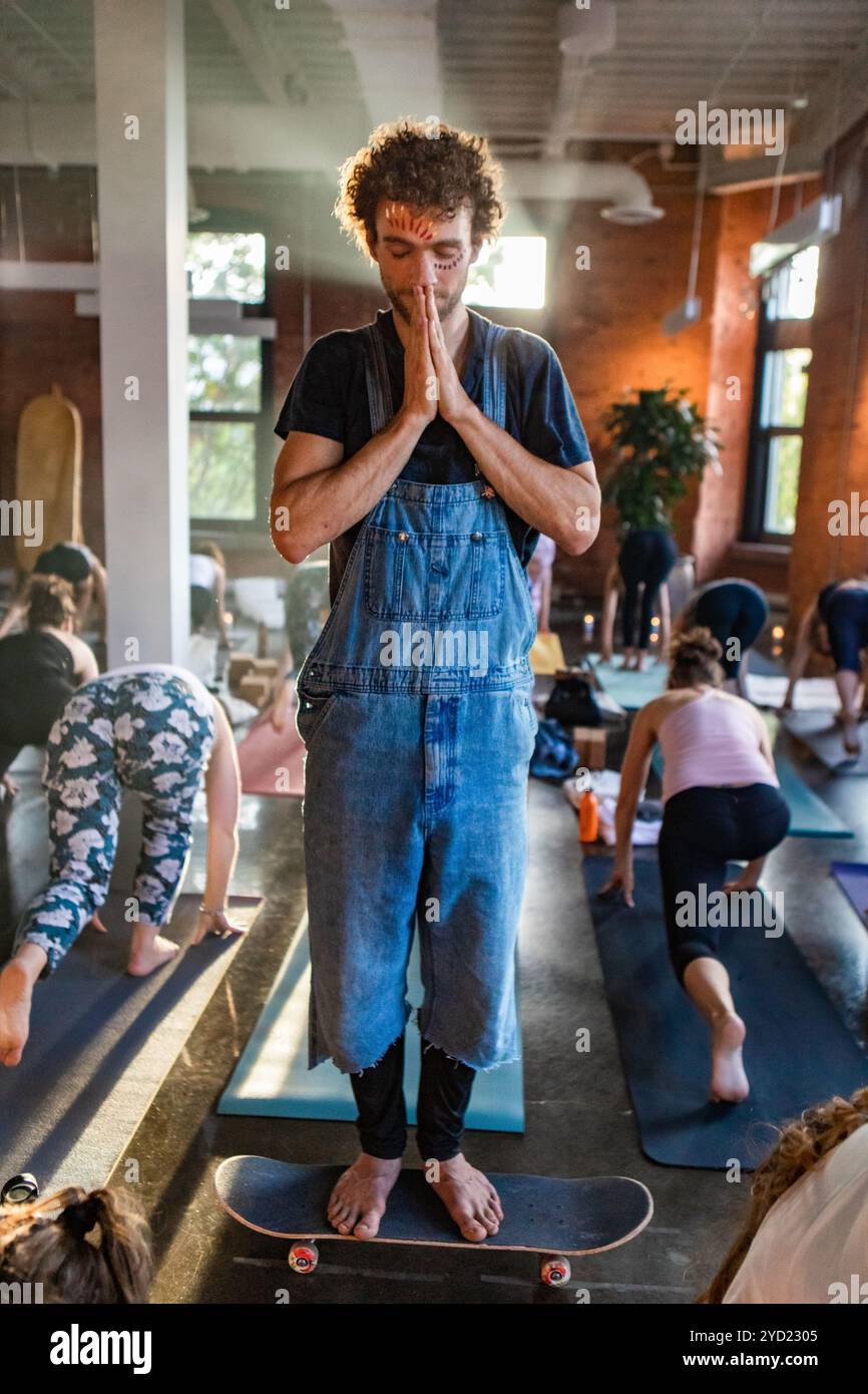 Groupe diversifié de personnes en cours de yoga. Banque D'Images
