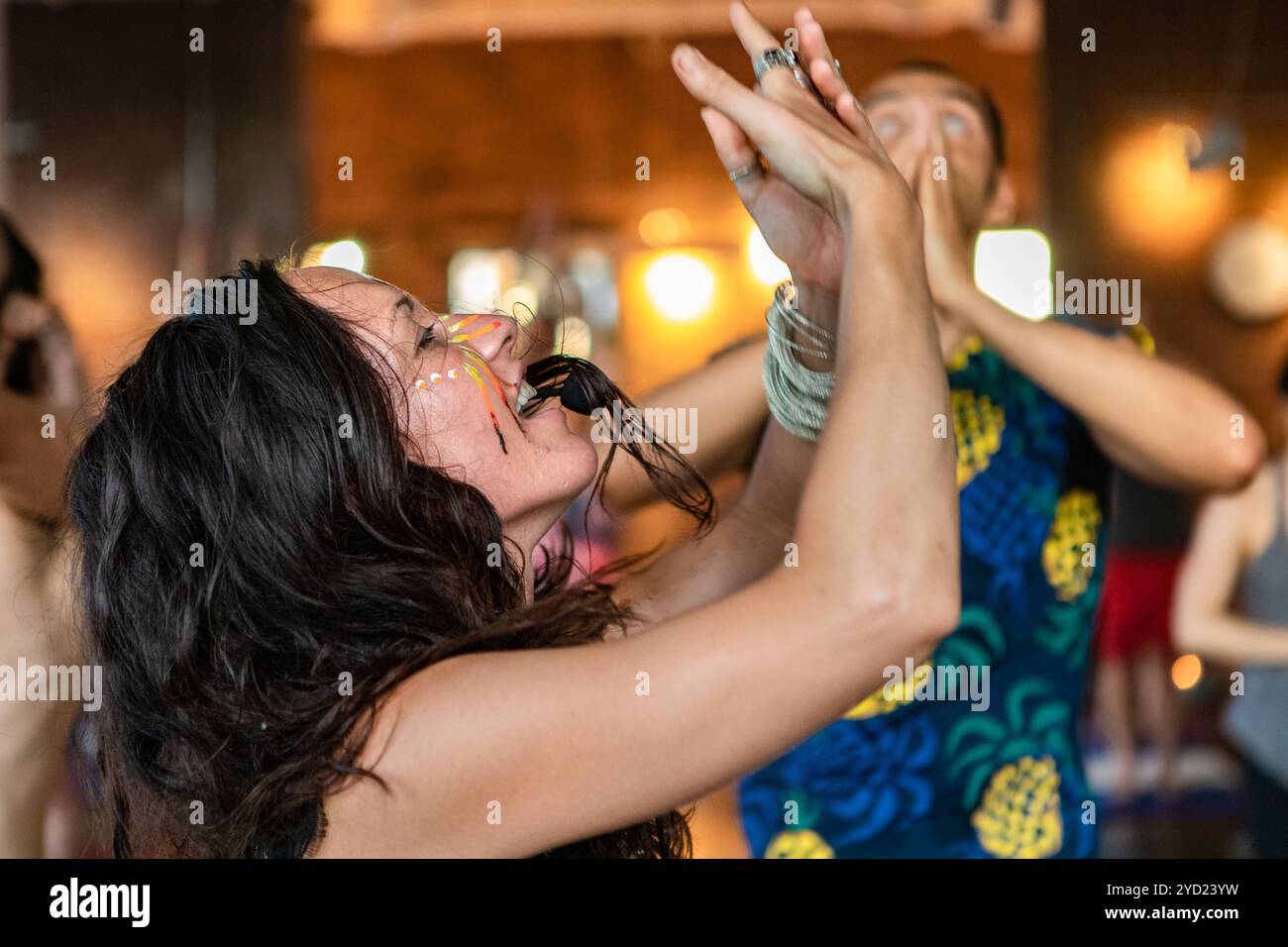 Groupe diversifié de personnes en cours de yoga. Banque D'Images