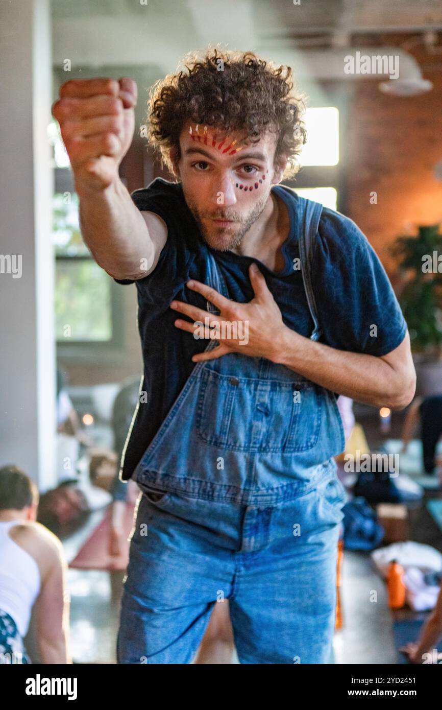 Groupe diversifié de personnes en cours de yoga. Banque D'Images