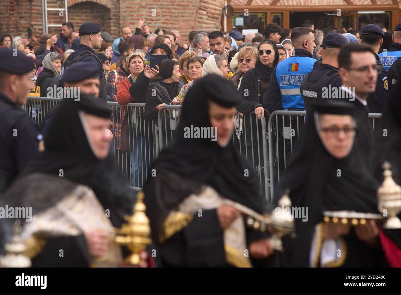 Bucarest, Roumanie. 24 octobre 2024 : fidèles orthodoxes lors de la procession de Saint Démétrius le Nouveau, le protecteur de Bucarest, dans les rues autour de la cathédrale patriarcale orthodoxe roumaine. Crédit : Lucian Alecu/Alamy Live Nouveau Banque D'Images