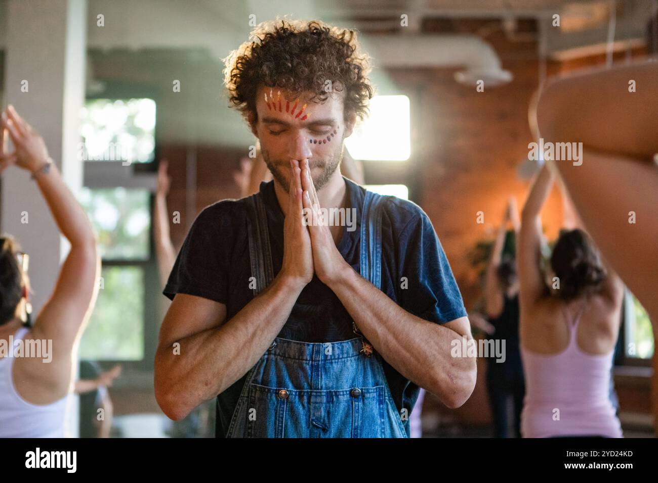 Groupe diversifié de personnes en cours de yoga. Banque D'Images