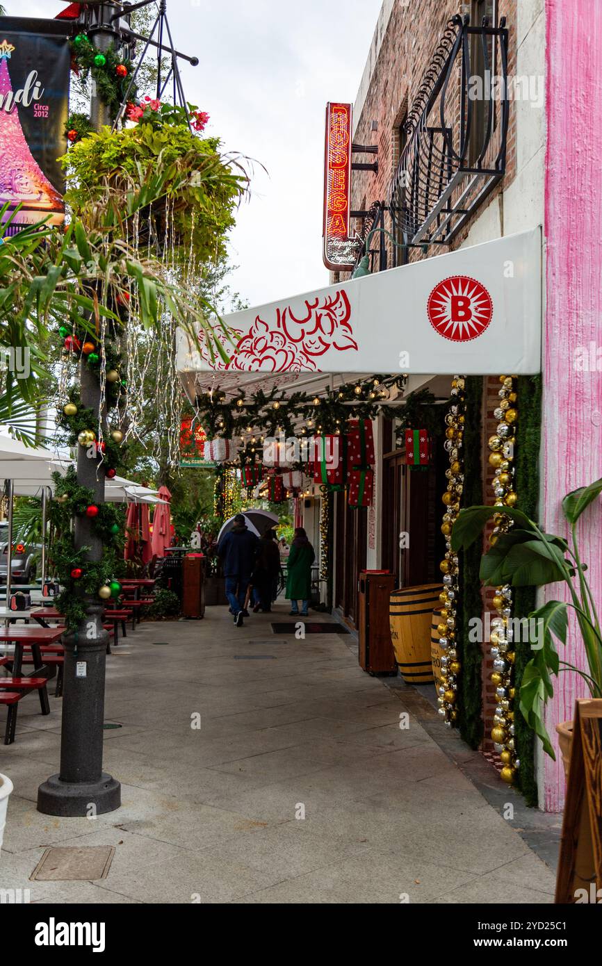 Un groupe de personnes en manteau passe devant le restaurant Bodega Taqueria y Tequila par une journée d'hiver exceptionnellement froide à West Palm Beach, Floride, États-Unis. Banque D'Images