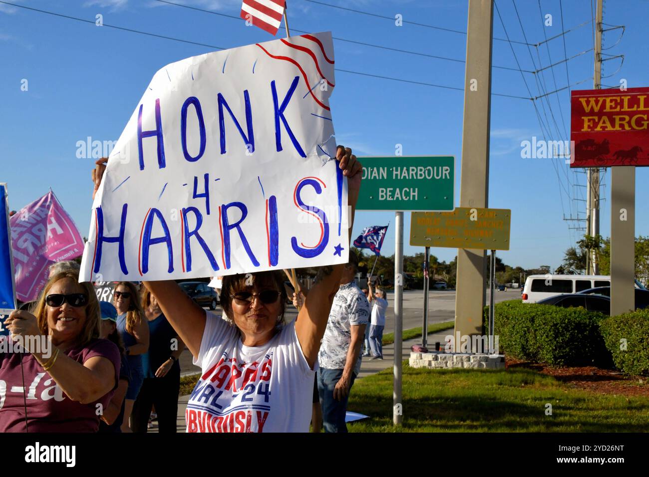 Indian Harbour Beach, Floride, Comté de Brevard, Floride, États-Unis. 24 octobre 2024. Avec 12 jours avant l'élection présidentielle des États-Unis 2024, des groupes de drapeau brandissant des soutiens Harris / Walz se sont rassemblés à diverses intersections à travers le comté. Les supporters ont klaxonné leurs avertisseurs sonores de voiture et ont donné des gestes du pouce vers le haut lorsqu'ils passaient. Crédit : Julian Leek/Alamy Live News Banque D'Images