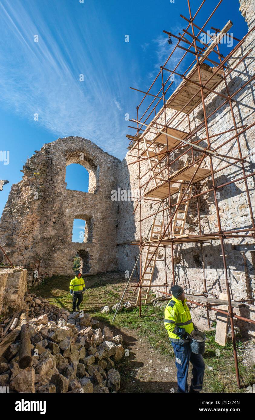 Équipe de travail effectuant des travaux de restauration au château de Hanigovce (Hanigovský hrad), 14e c, chaîne de montagnes de Čergov, Carpates occidentales, région de Prešov, Slovaquie Banque D'Images