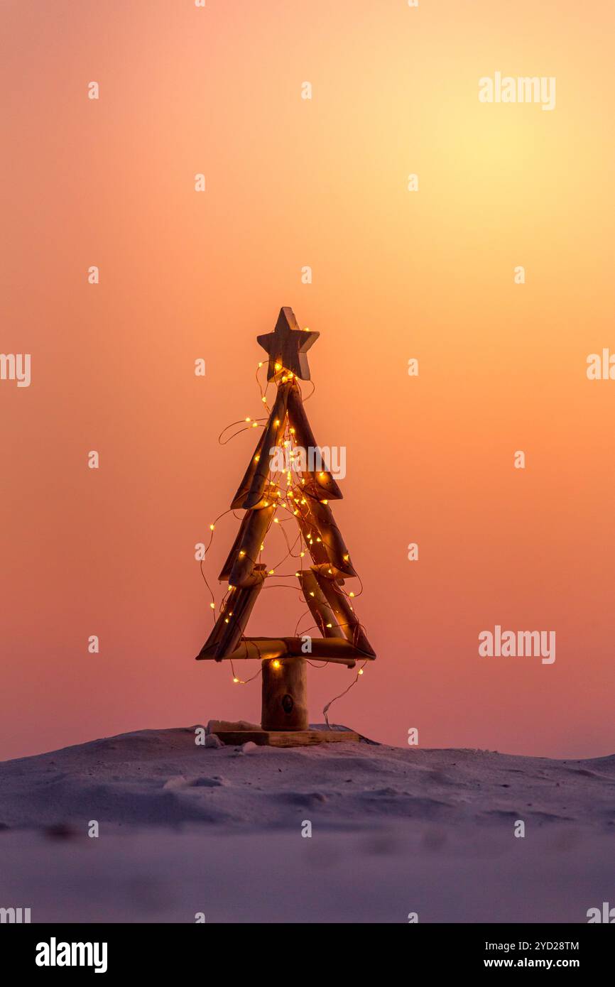 Un arbre de Noël simple avec des lumières de fée sur la plage à Noël. Noël australien. Noël d'été Banque D'Images