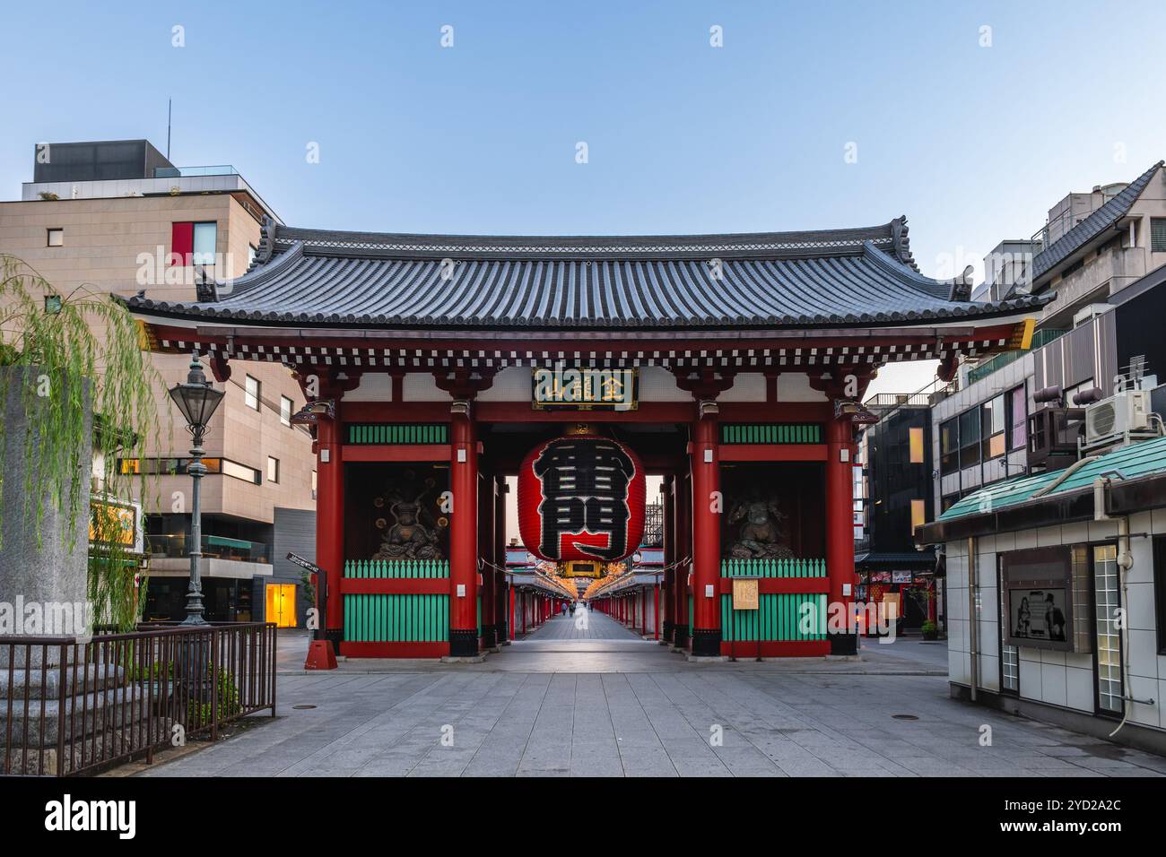 Kaminarimon, la porte du tonnerre, la porte extérieure de Sensoji à Asakusa, Tokyo, Japon. Traduction : Thunder Gate et Golden Dragon Mount Banque D'Images