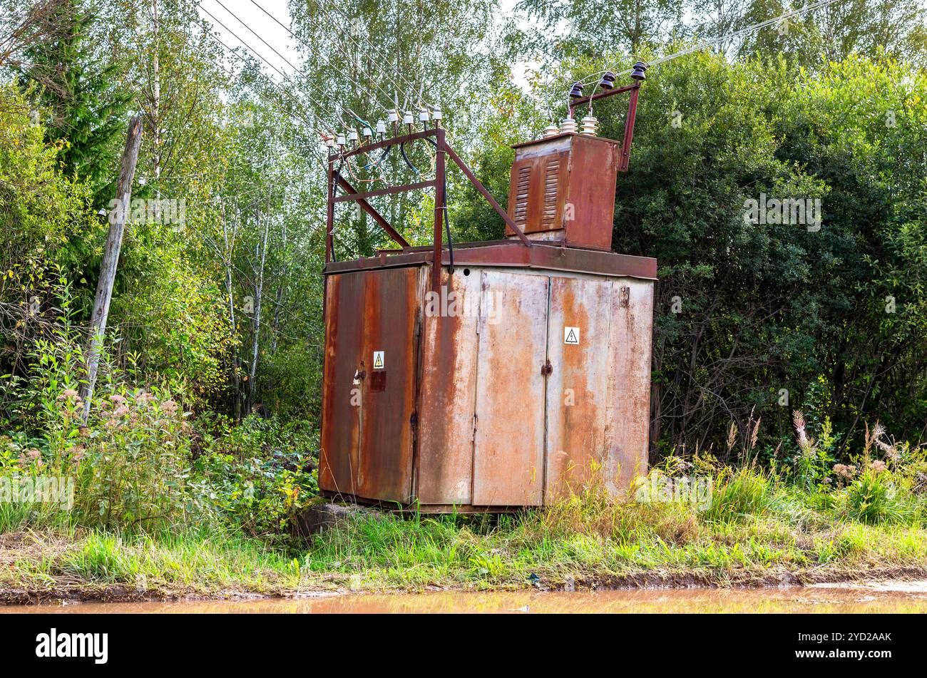 Ancienne sous-station de transformateur de tension au village Banque D'Images