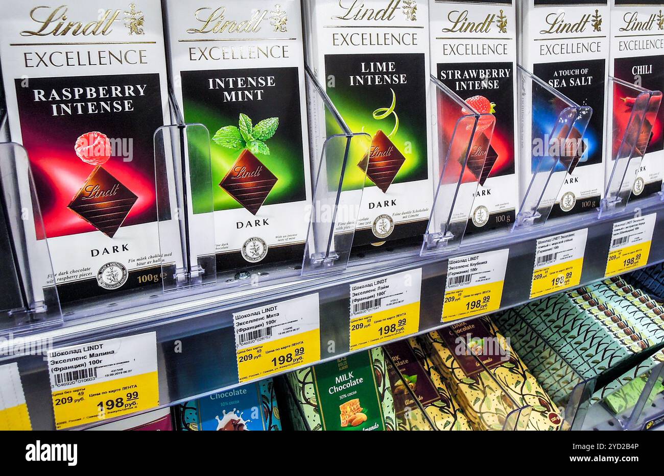 Divers chocolat Lindt frais sur les étagères dans le supermarché Banque D'Images