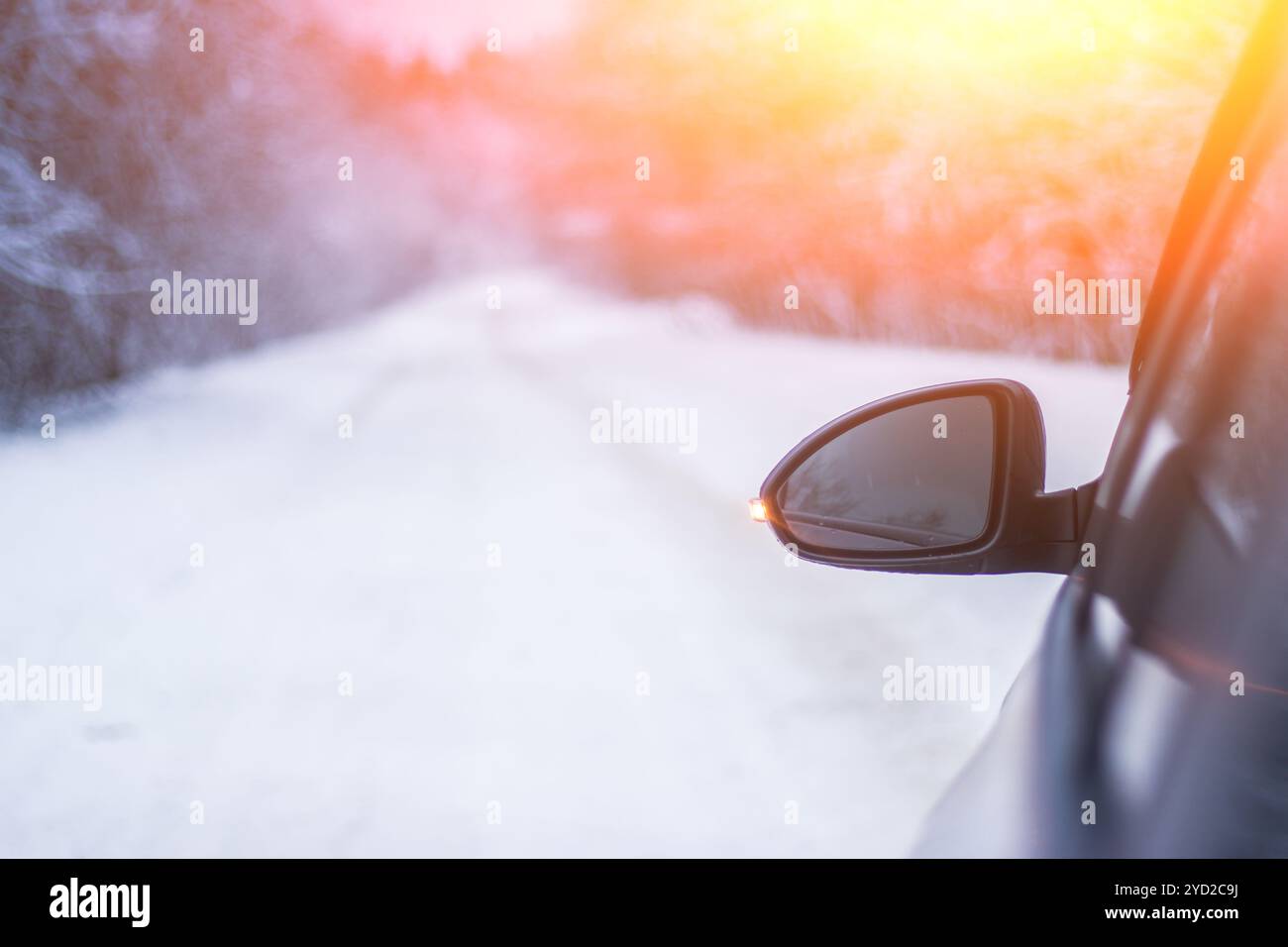 Voiture en hiver dans la nature en dehors de la ville. Image de neige. Neige sur la route. Route d'hiver. Les arbres blancs. Voiture noire. La voiture sur th Banque D'Images