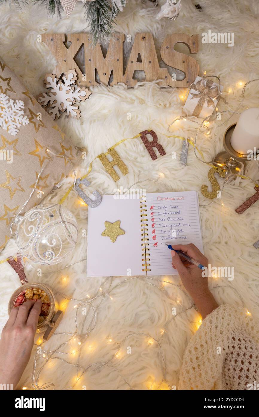 Rédaction d'une liste de courses de Noël Banque D'Images