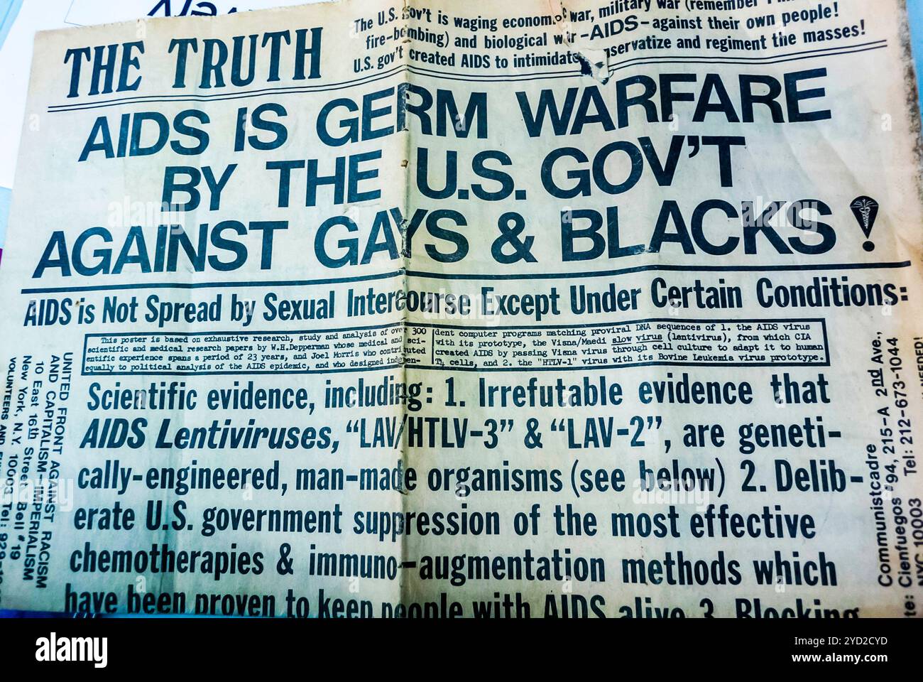 New York City, NY, États-Unis, les titres du journal du Parti communiste affirmant que le SIDA est une guerre germinale par le gouvernement américain contre les gays et les Noirs (circa 1986 Banque D'Images