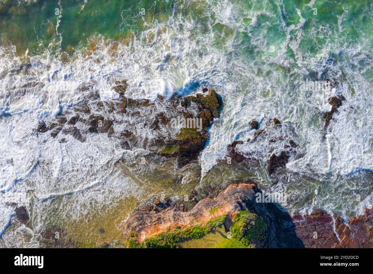 L'eau coulant sur les roches côtières et érodé les gouffres rocheux Banque D'Images