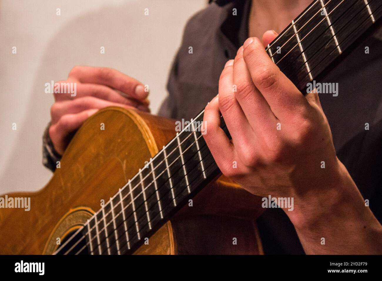 Guitariste d'ethnicité mixte tient une vieille guitare classique faite à la main Banque D'Images