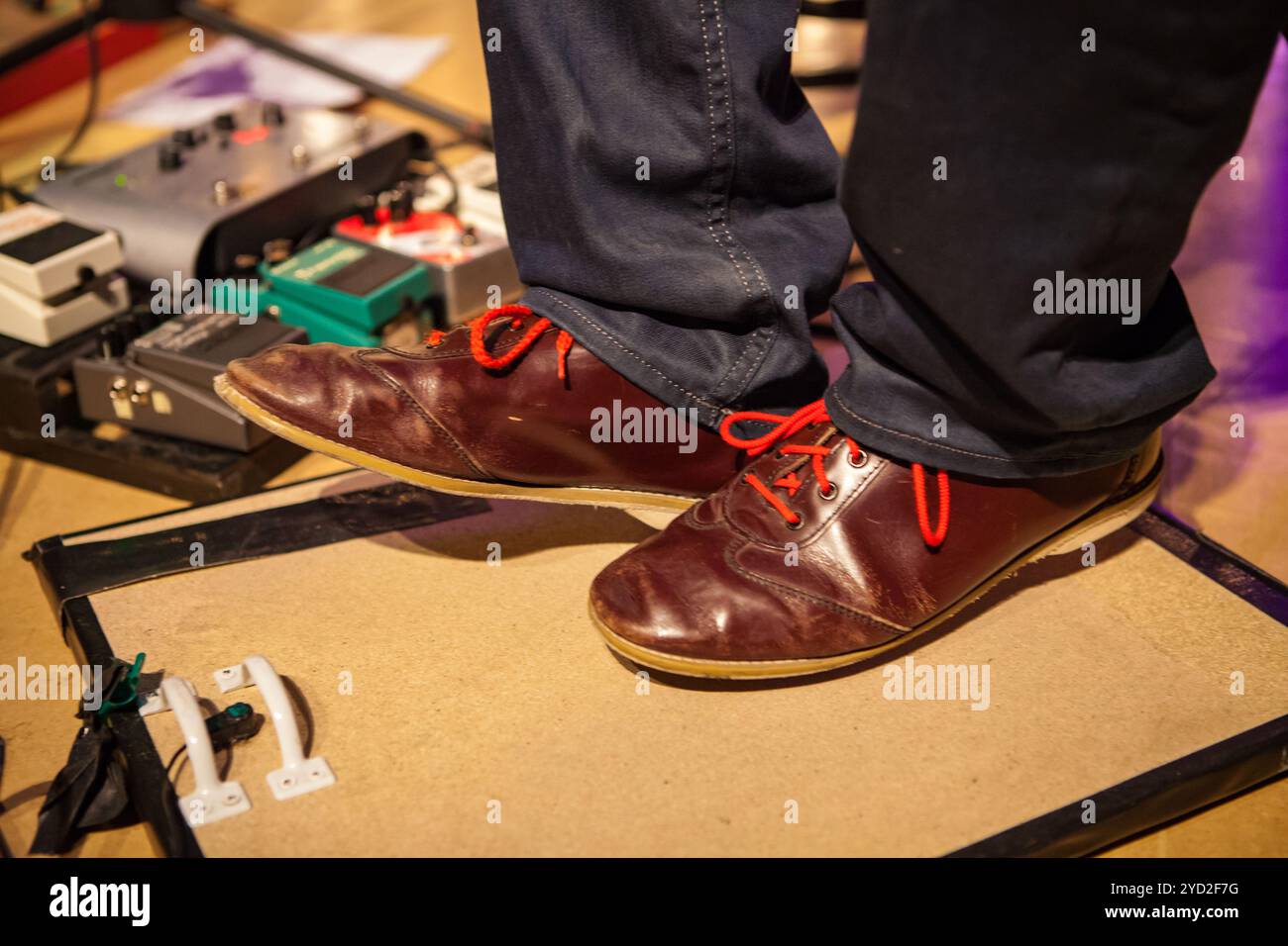 Pieds tapant sur une scène, avec pédales et microphones en arrière-plan Banque D'Images
