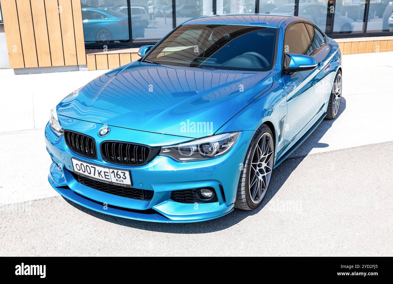 Véhicule BMW série 3 garé dans la rue de la ville Banque D'Images