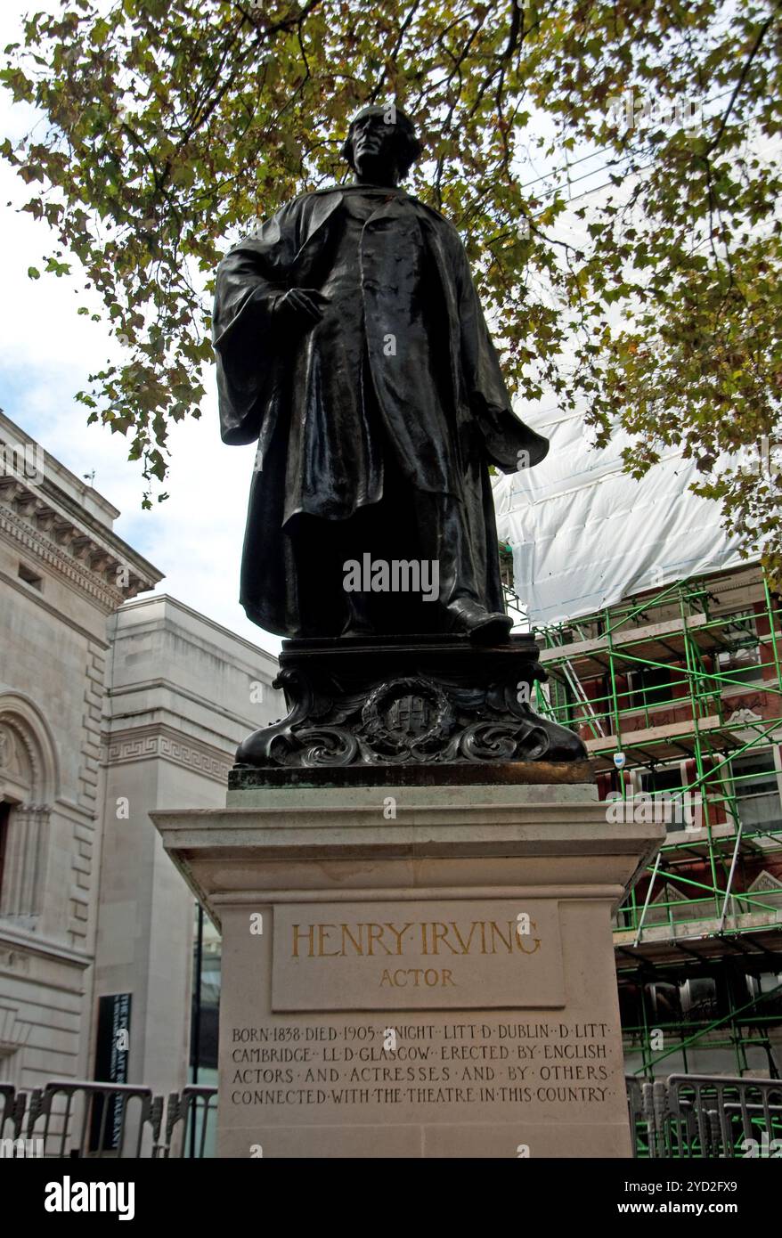 Statue de Henry Irving, acteur, Cité de Westminster, Londres, Angleterre, Royaume-Uni. Un acteur de scène anglais à l'époque victorienne. Banque D'Images