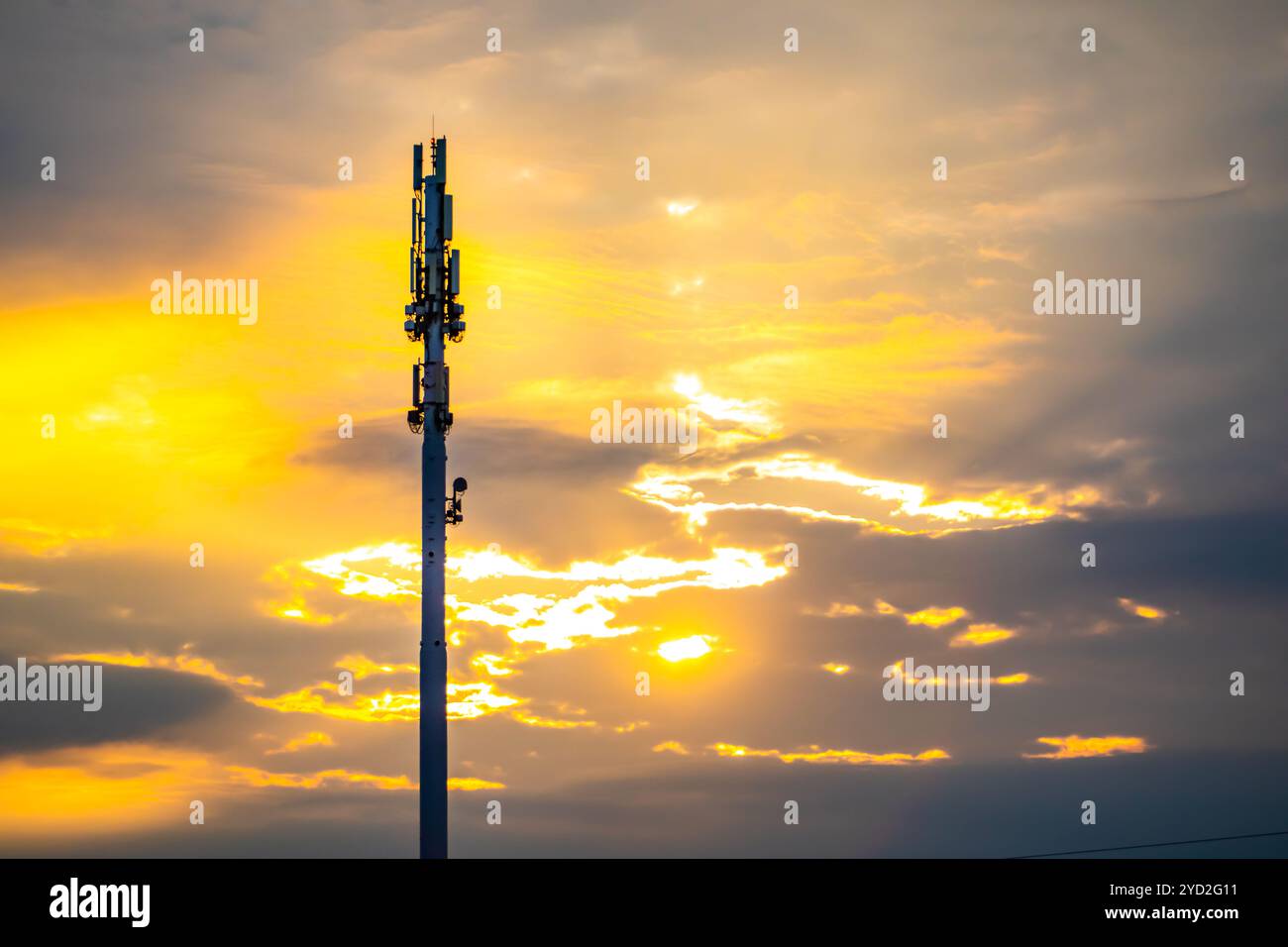 Station de base cellulaire avec coucher de soleil doré Banque D'Images