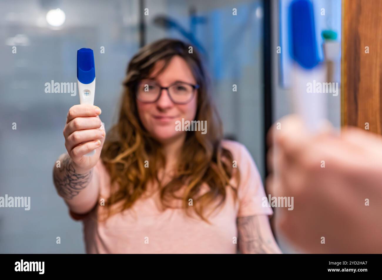 Femme heureuse et test de grossesse positif Banque D'Images