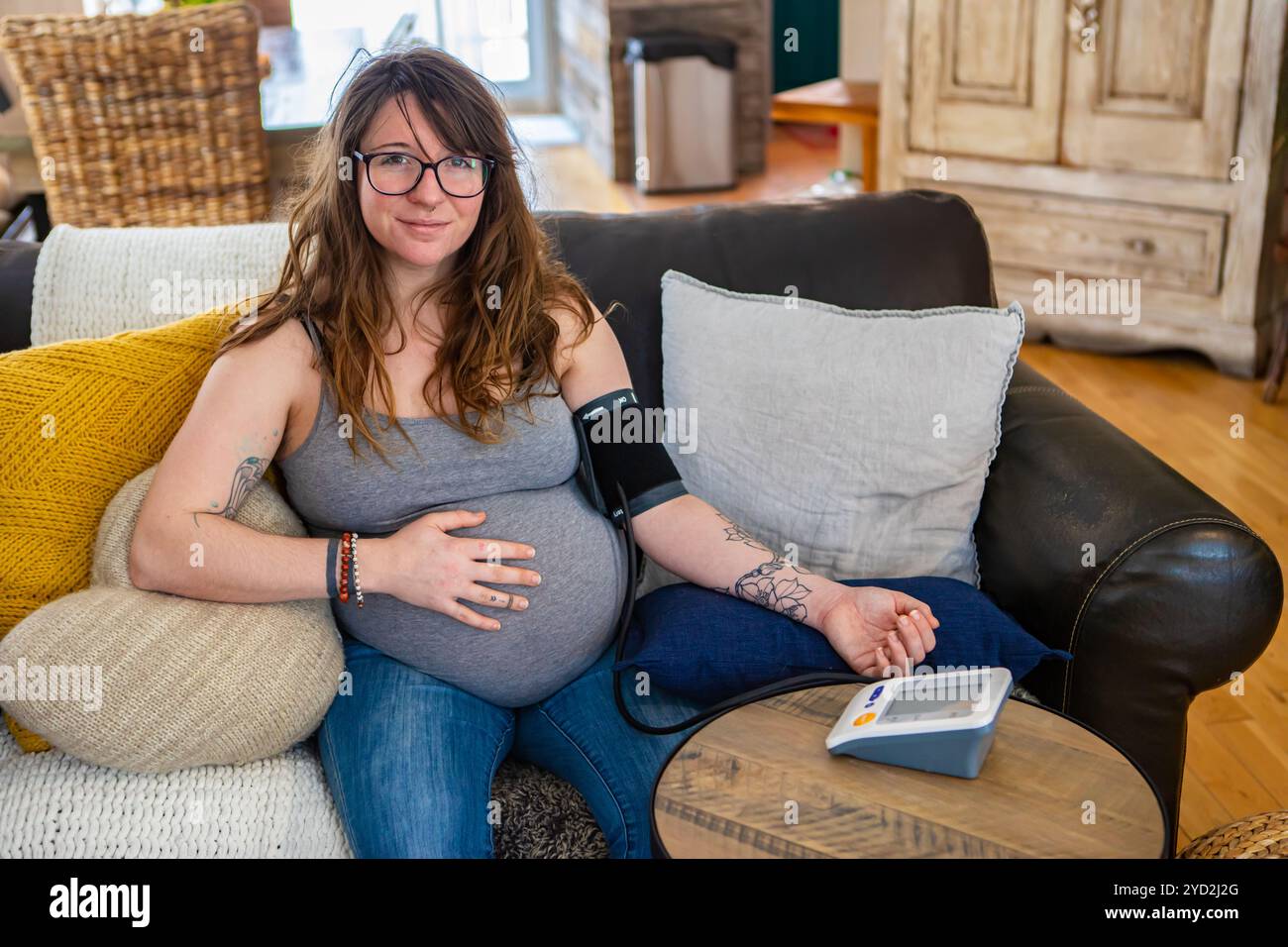 La femme enceinte utilise un tensiomètre Banque D'Images