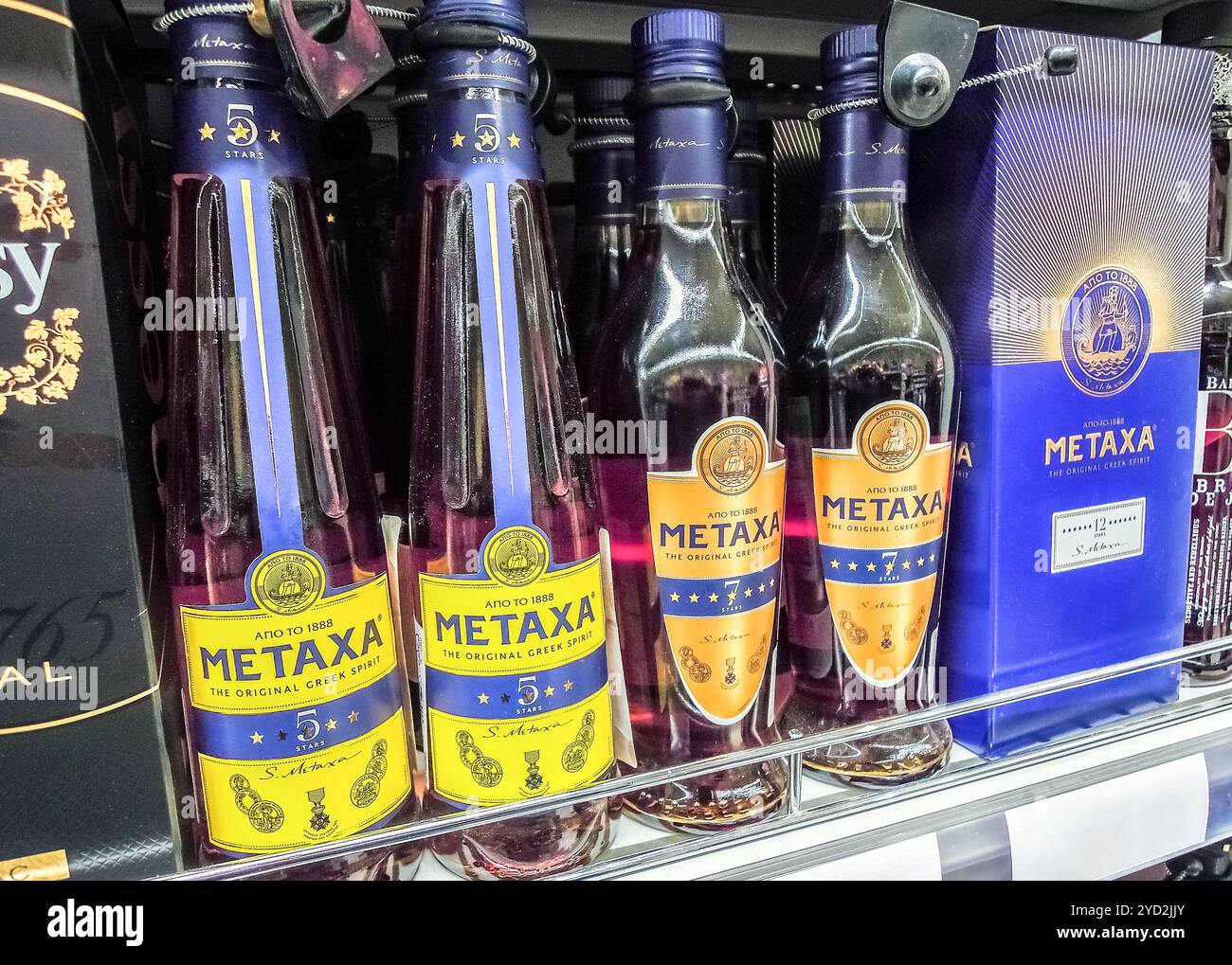 Samara, Russie - 25 janvier 2020: Boissons alcoolisées en bouteille Metaxa esprit grec original prêt à la vente sur le plateau dans le supermagasin. Divers en bouteille Banque D'Images