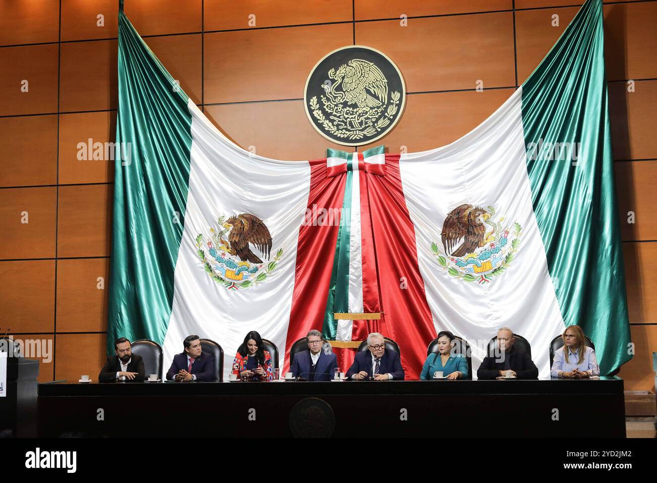 Le gouverneur de l'État de Sinaloa, Ruben Rocha, visite au Congrès mexicain le gouverneur de l'État de Sinaloa, Ruben Rocha, lors de sa visite au Congrès mexicain dans le cadre de sa tournée de travail, accompagné du député Ricardo Monreal, où il a abordé la question de la violence à Sinaloa et de la capture du trafiquant de drogue présumé Mayo Zambada. Le 24 octobre 2024 à Mexico, Mexique. Mexico City CDMX Mexique Copyright : xIanxRoblesx Banque D'Images