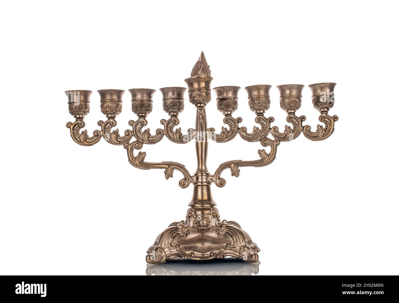 Menorah, lampe métallique dorée à sept barils, ou chandelier à sept, macro, isolé sur fond blanc. Banque D'Images