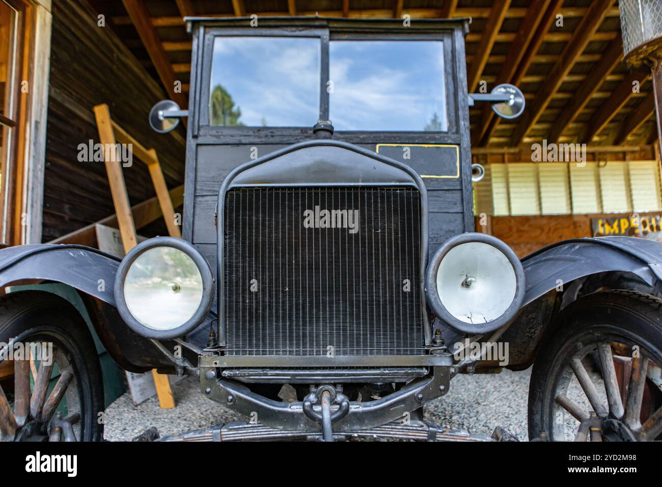 Vue avant de la voiture ancienne vintage Banque D'Images