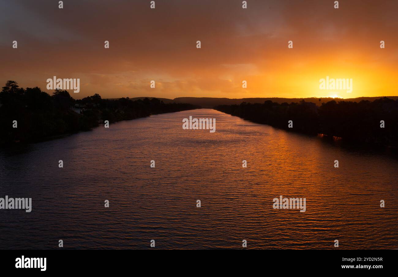 Vues panoramiques de la rivière Nepean Penrith dans de jolies couleurs de coucher de soleil Banque D'Images
