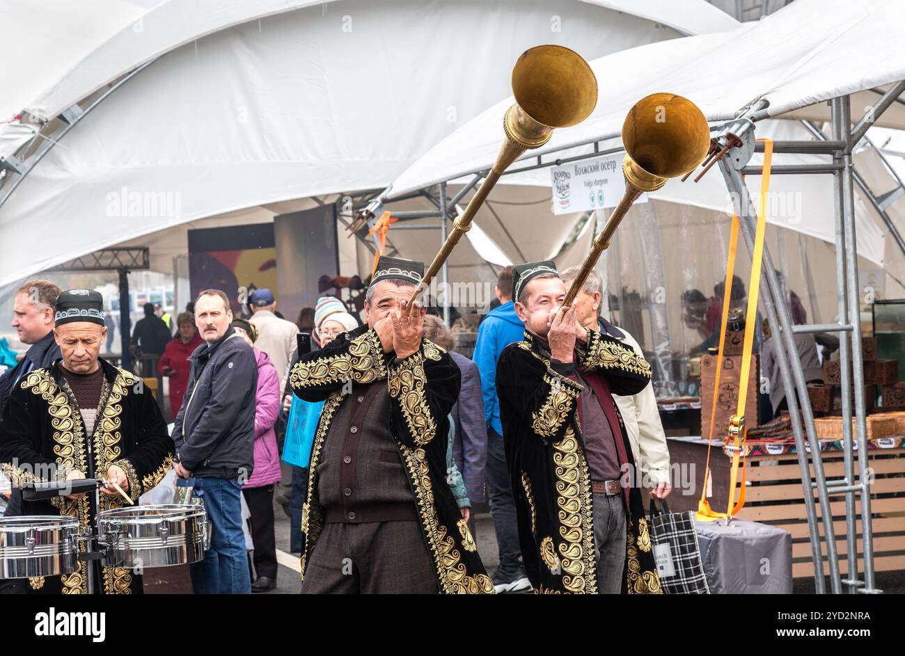 Musiciens ethniques ouzbeks jouant sur des instruments de musique folklorique Banque D'Images