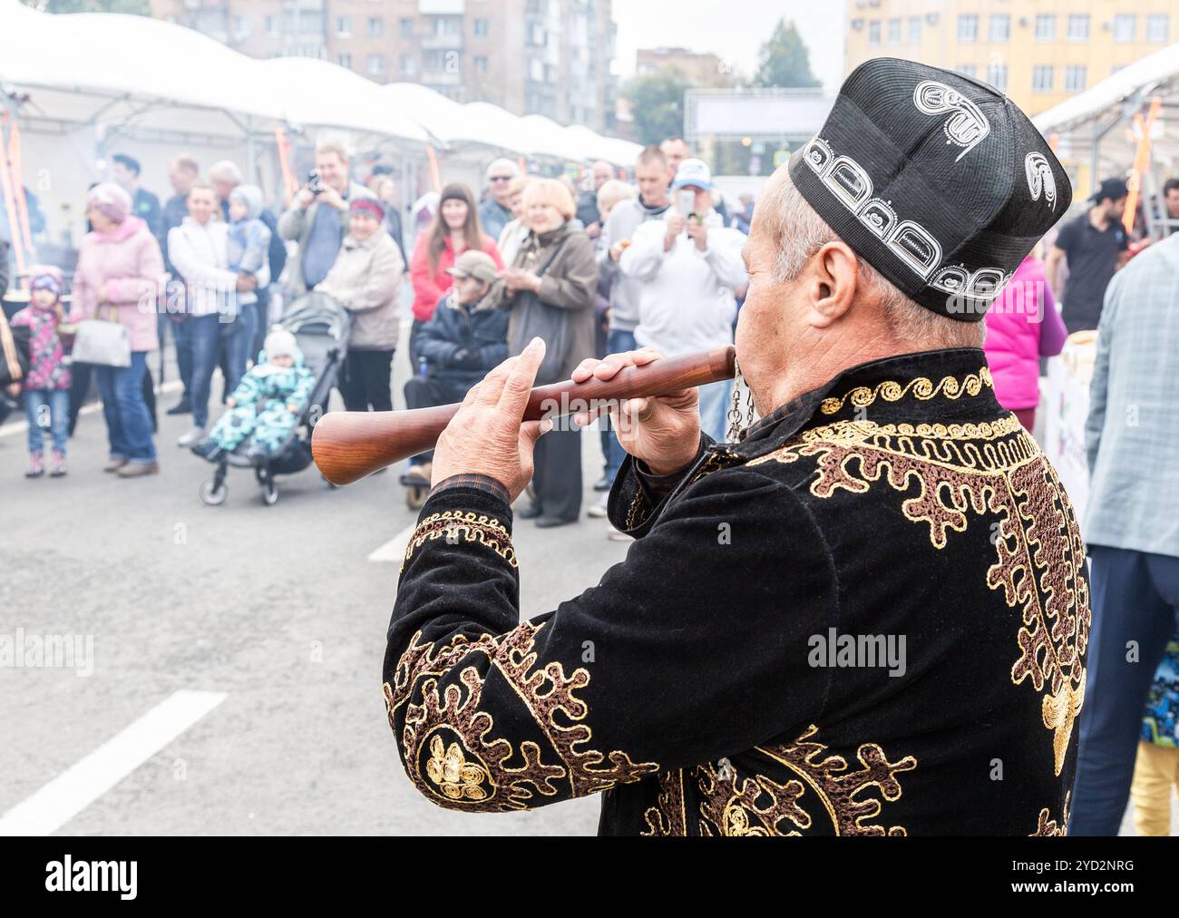 Musiciens ethniques ouzbeks jouant sur des instruments de musique folklorique Banque D'Images