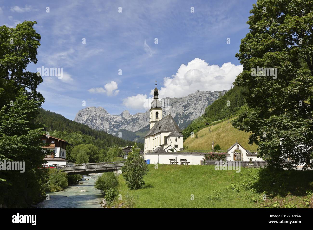 Église paroissiale de Sebastian en automne avec Ramsauer Ache, Reiteralpe en arrière-plan, Ramsau, Berchtesgaden, Berchtesgadener Land, haute-Bavière Banque D'Images