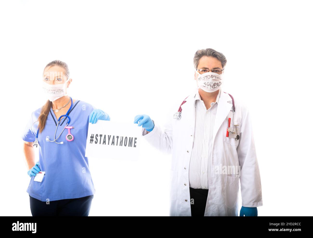 Deux membres du personnel médical tiennent une pancarte pendant la pandémie de coronavirus COVID-19 Banque D'Images