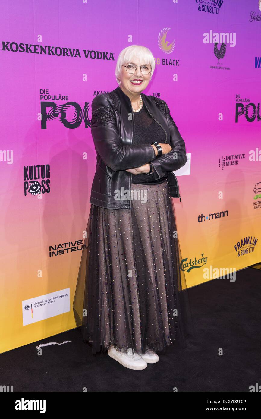 Claudia Roth (Buendnis 90/Die Gruenen, sénatrice pour la culture) sur le tapis rouge devant la cérémonie de remise des prix Polyton 2024 dans les jardins de l'Atelier de Berlin Banque D'Images