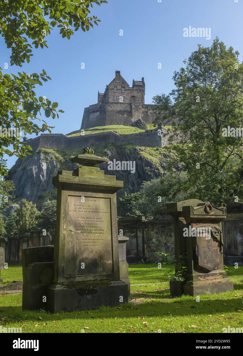 Château d'Édimbourg vu d'un ancien cimetière dans le Extrémité ouest de la ville Banque D'Images