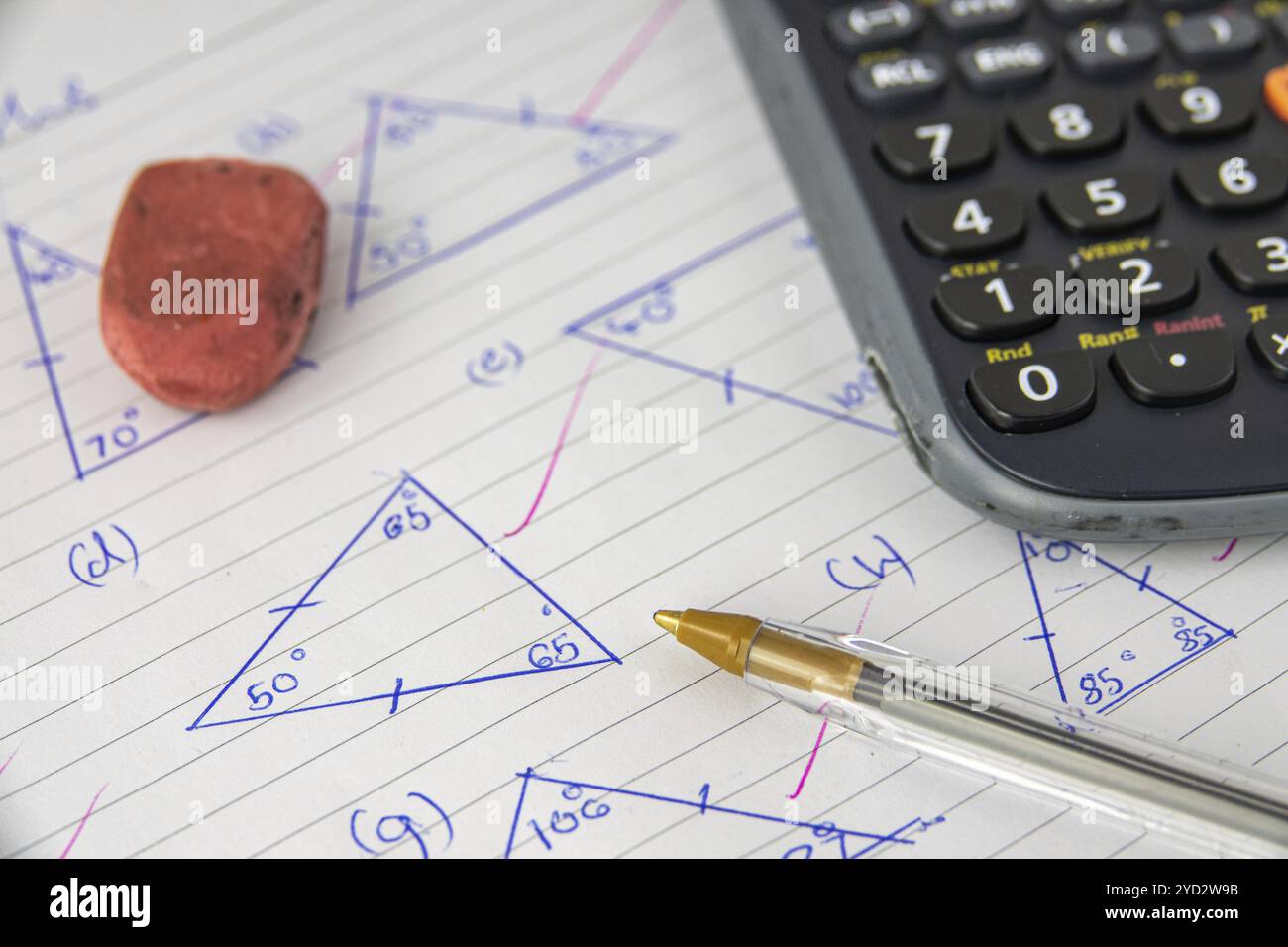 Devoir ou examen de mathématiques (géométrie) d'un enfant, avec calculatrice, stylo et gomme Banque D'Images