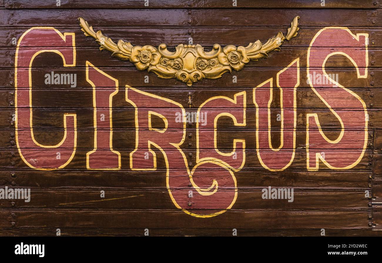 Rustique de style rétro Circus signe sur le côté d'une caravane ou Wagon Banque D'Images