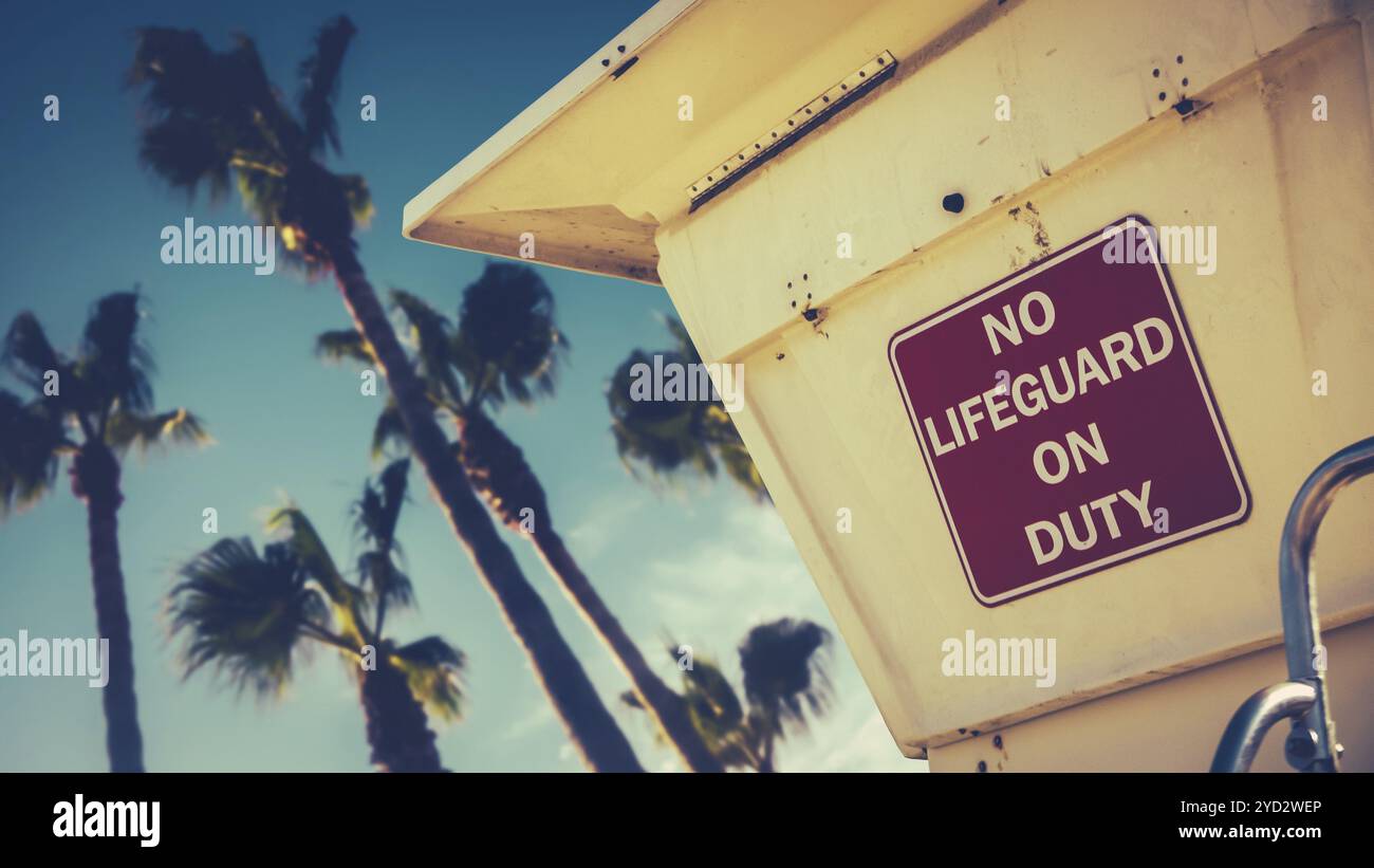 Retro Droit d'une station de sauvetage ou tour sur une plage en Californie avec des Palmiers Banque D'Images Retro Droit d'une station de sauvetage ou tour sur une plage en Californie avec des Palmiers Banque D'Images