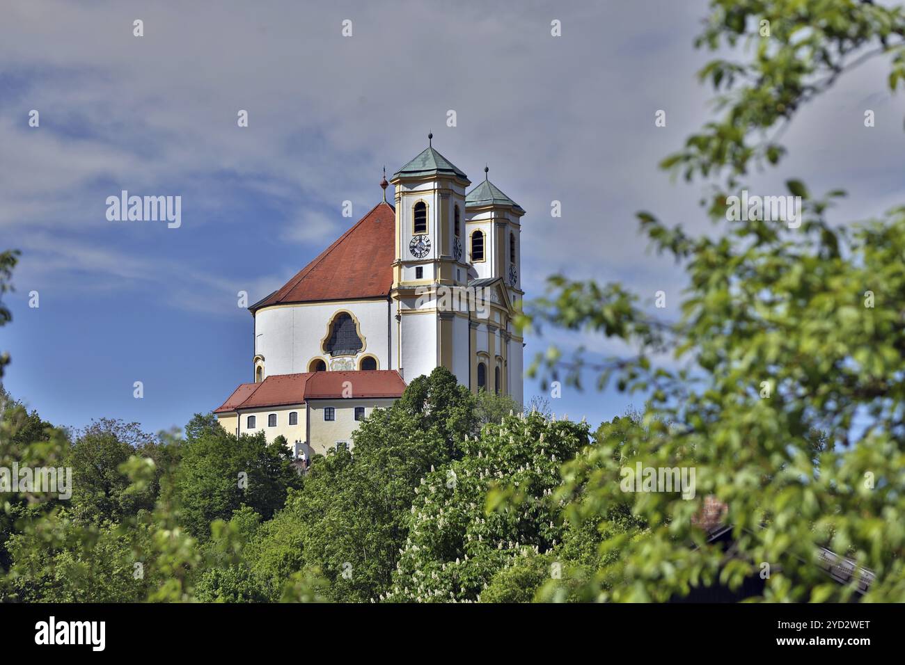 Église de pèlerinage de l'Assomption de la Vierge Marie à Marienberg perchée sur une colline au-dessus de la vallée de Salzach, printemps, forêt de feuillus, Burghausen Banque D'Images