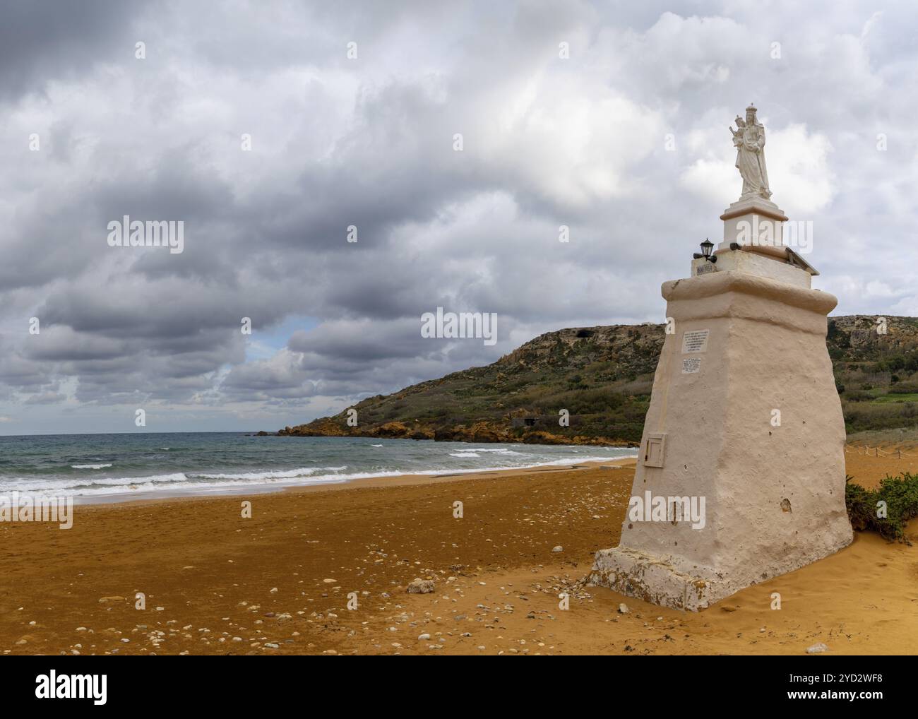 Ramla Bay, Malte, 20 décembre 2023 : vue sur la plage de sable rouge et Staue de notre Dame dans Ramla Bay sur l'île de Gozo à Malte, Europe Banque D'Images