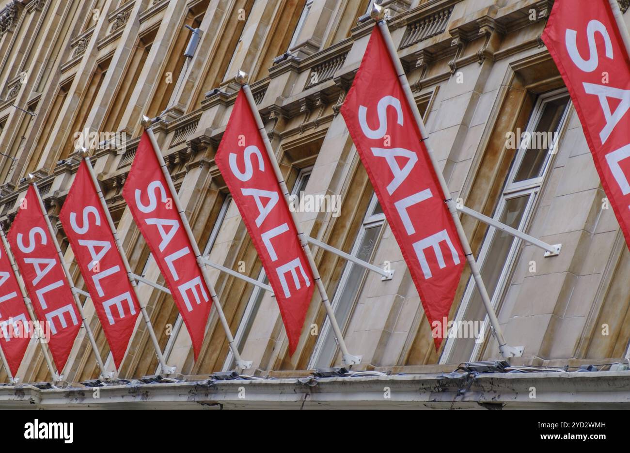 Plusieurs grandes affiches annonçant Une vente importante dans un grand magasin urbain Banque D'Images