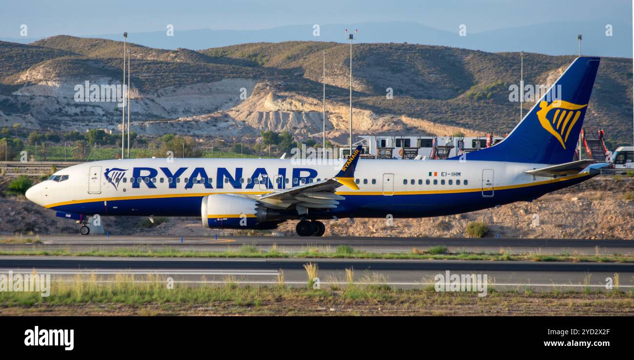Avion de ligne moderne Boeing 737 MAX de la compagnie aérienne low-cost Ryanair à l'aéroport d'Alicante, El Altet. Banque D'Images