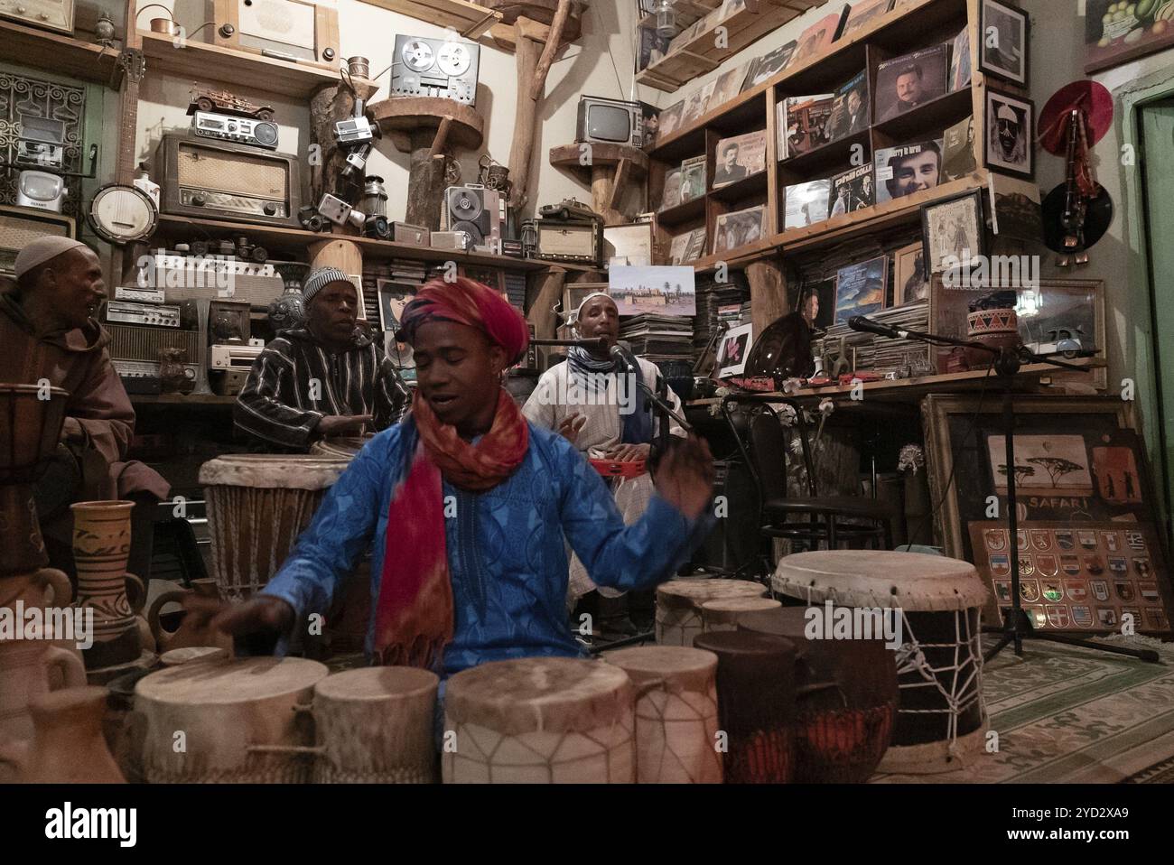 Meski, Maroc, 7 mars 2024 : musiciens marocains locaux faisant de la musique dans leur studio d'enregistrement fait maison dans le village de Meski, en Afrique Banque D'Images