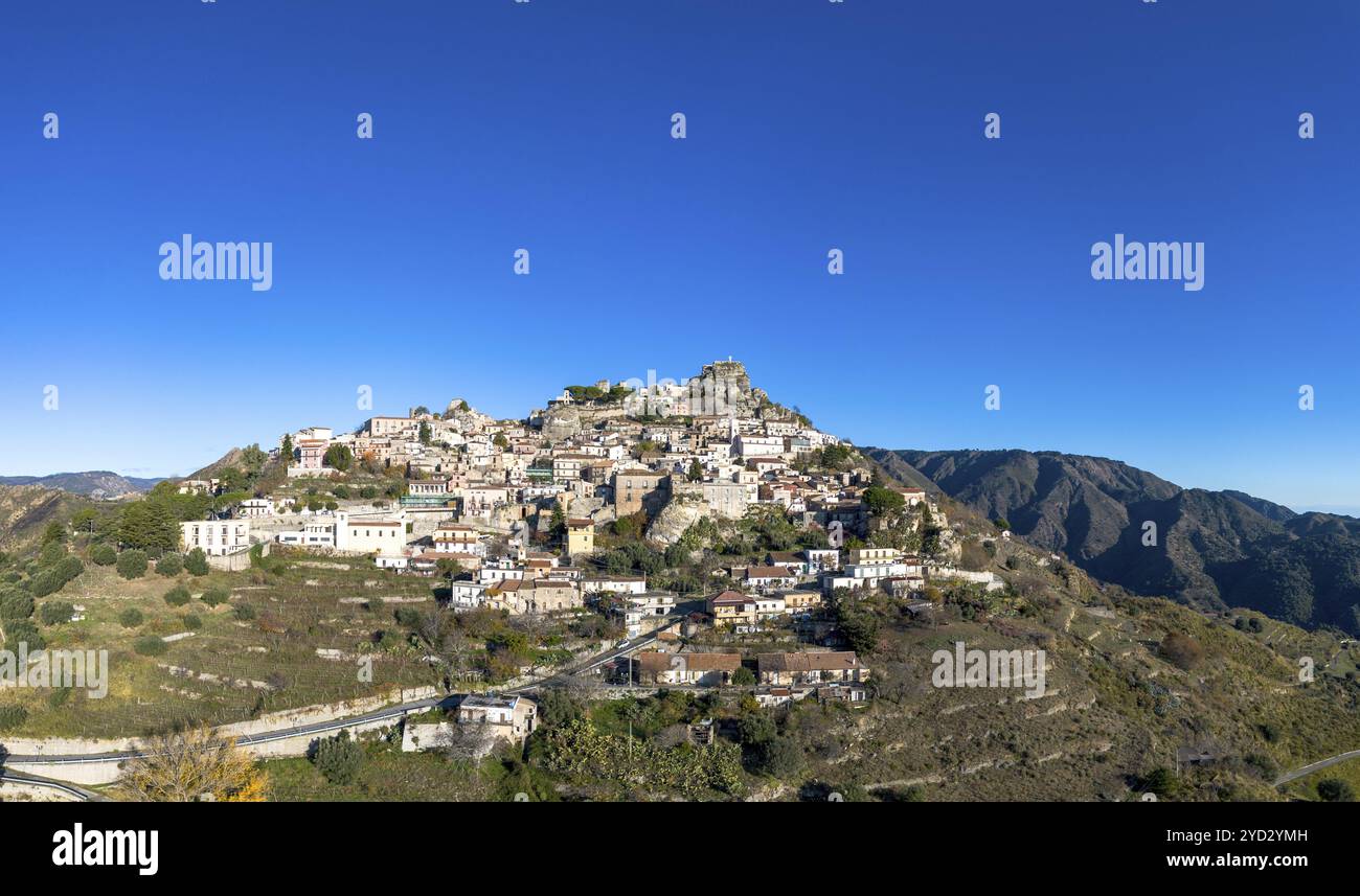 Bova, Italie, 16 décembre 2023 : perspective drone du pittoresque village de montagne de Bova en Calabre, en Europe Banque D'Images