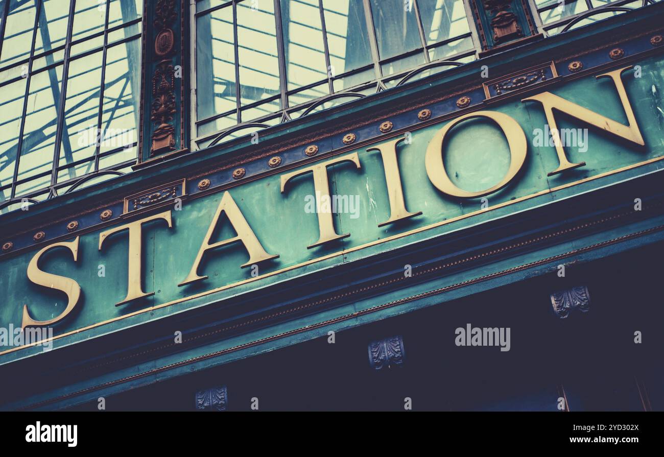 Grungy signe à une gare ferroviaire britannique (Glasgow Central Station) Banque D'Images