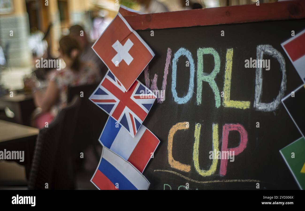 Les personnes bénéficiant d'un match de football à la Coupe du monde un café de la rue en Europe Banque D'Images