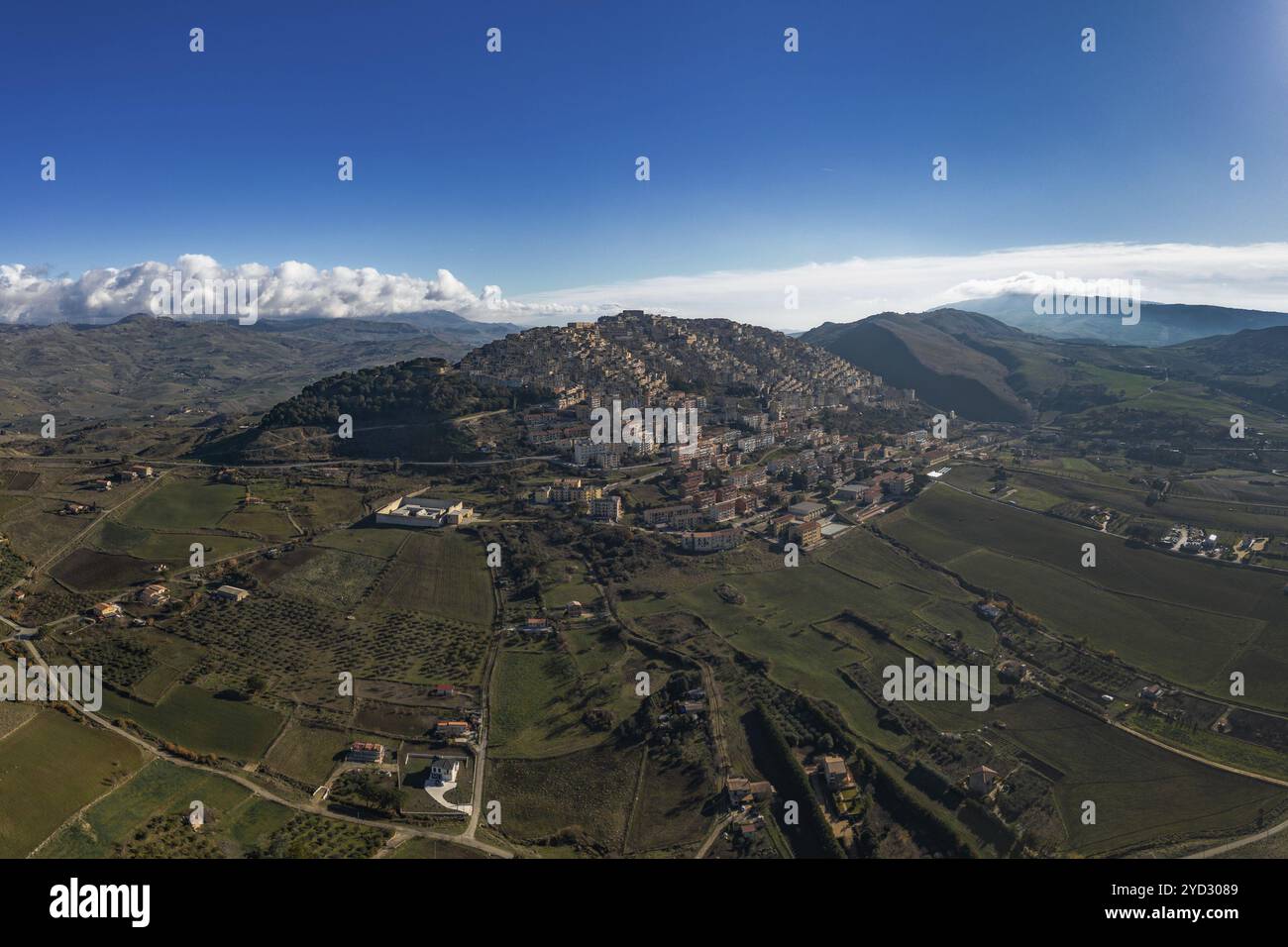 Une vue drone de la ville perchée de Gangi dans le centre de la Sicile Banque D'Images