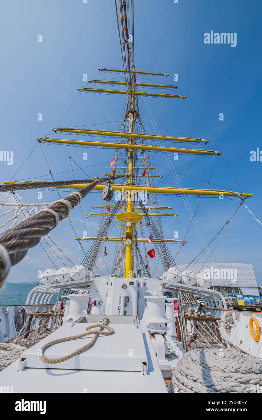 Balikpapan, Indonésie - 24 octobre 2024. Le mât imposant de la barque navale ndonésienne KRI Bima Suci dans un ciel bleu clair. Banque D'Images