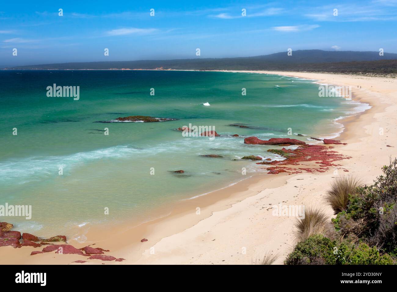 Belles plages de la côte de saphir d'Eden avec les roches rouges distinctives et les eaux bleues riches Banque D'Images