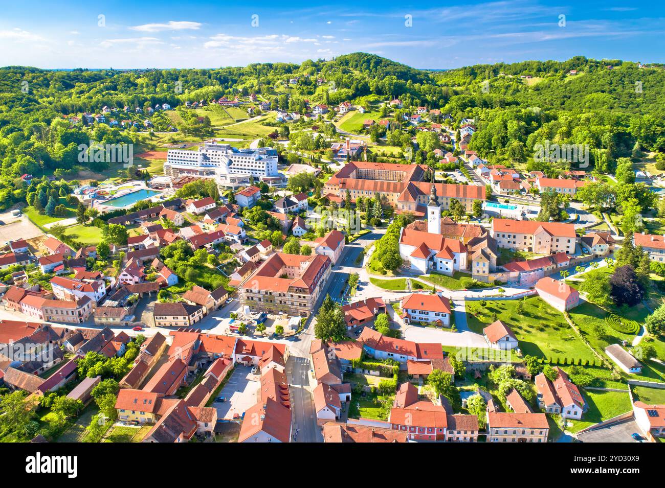 Ville de Varazdinske Toplice dans le paysage verdoyant de colline vue aérienne Banque D'Images