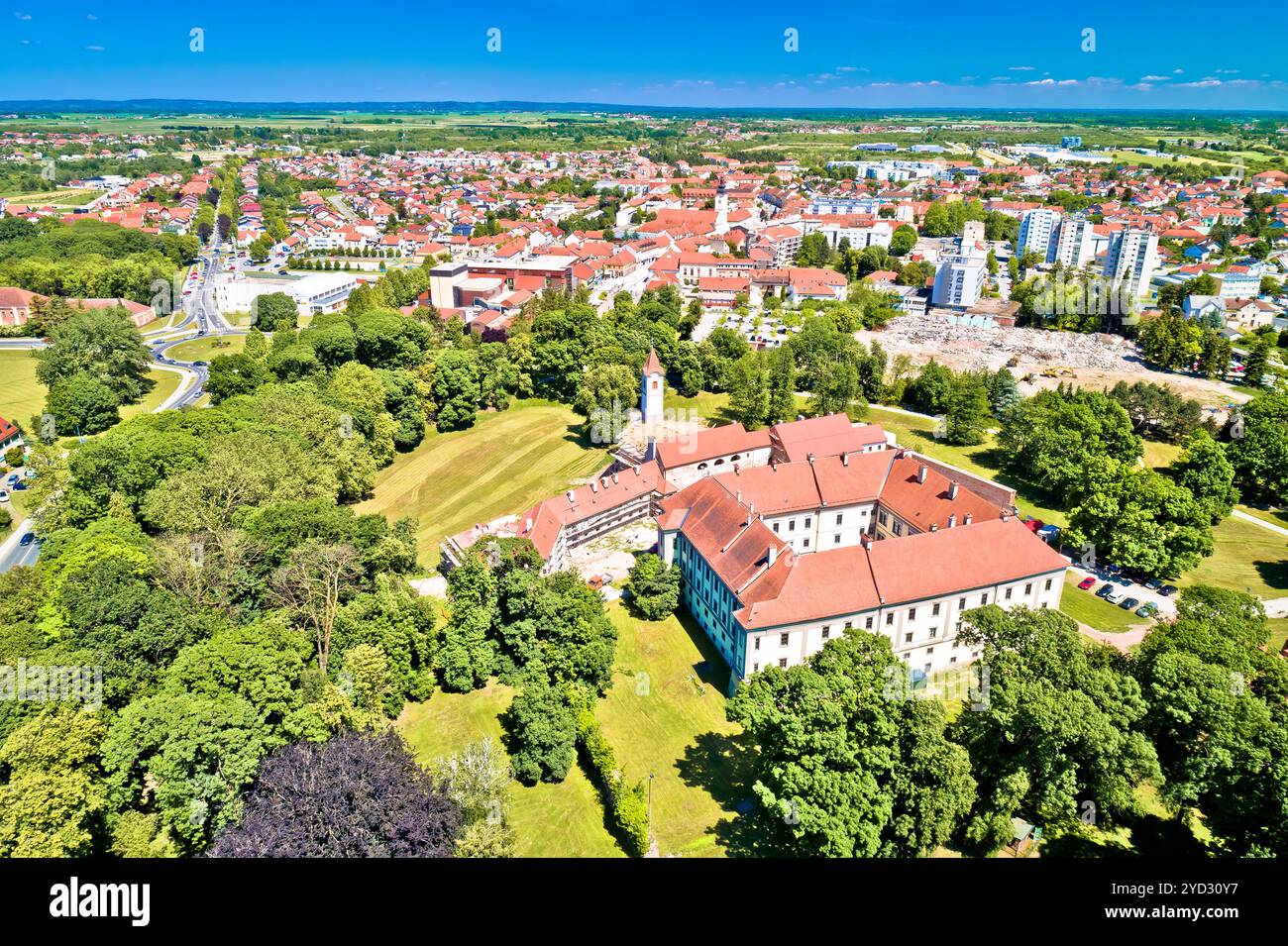 Ville de Cakovec toits et parc vert vue aérienne Banque D'Images